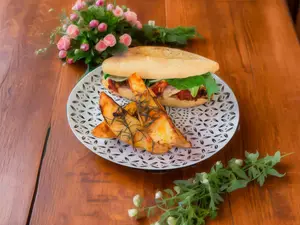 Sandwich De Pollo Con Papas Rusticas