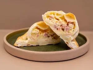 Empanada de jamón y queso