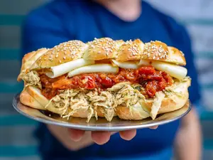 Sándwich jalá pollo desmechado