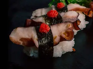 Nigiris de pulpo y caviar x6