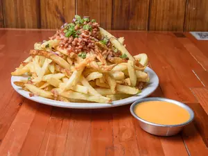 Papas Con Cheddar, Bacon y Verdeo