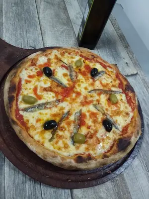 Pizza con anchoas y muzzarella