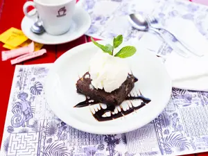 Brownie con helado