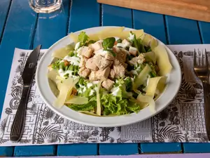 Ensalada Caesar con pollo