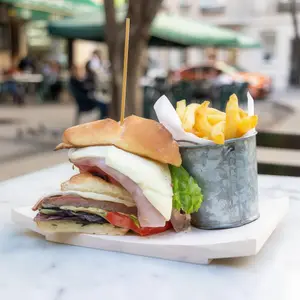 Chivito Uruguayo Completo con fritas