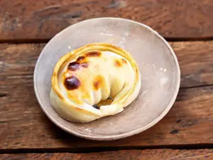 Empanada porteña de jamón y queso
