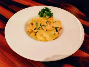 Raviolones De Espinaca Y Provolone Con Salsa Bolognesa