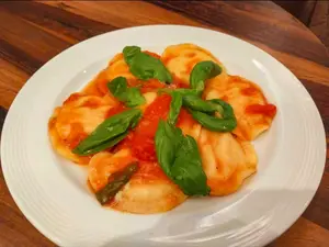 Sorrentinos De Jamon Y Queso Con Pomodoro Y Albahaca Fresa