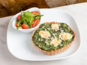 Tarta integral de espinaca y brie con mix de verdes