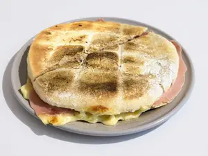 Tostado de jamón y queso en pan arabe