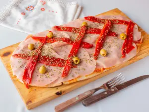 Pizza con jamón y morrón