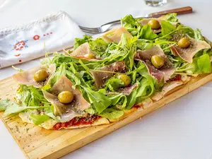 Pizza con rúcula y crudo