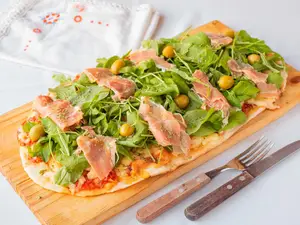 Pizza de rúcula y jamón crudo
