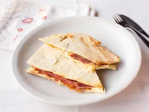 Sándwich de crudo y queso