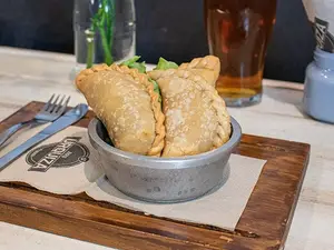 3 empanas fritas tipo salteñas
