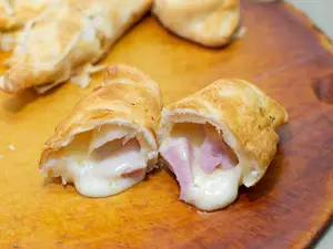 Empanada De Jamón Y Quesos