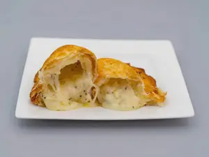 Empanada de queso y cebolla