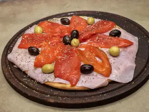 Pizza con jamón y morrón