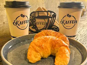 2 lattes pequeños + 4 medialunas