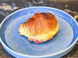 Medialuna con jamon y queso