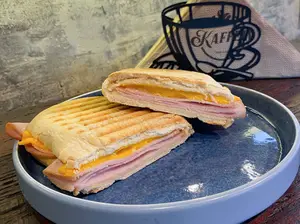 Panini De Lomito Y Cheddar