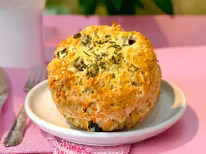 Scon de queso con romero y aceituna