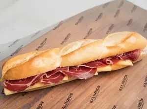 Jamón crudo español y queso