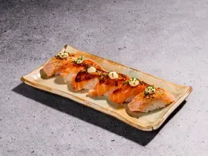 Nigiri salmón anticuchero - sin gluten