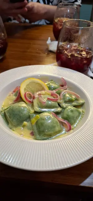 Panzottis caprese y salsa rosa