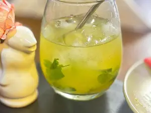 Vaso naranja pepino menta