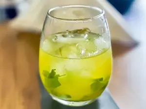 Vaso naranja pomelo menta