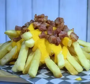 Papas con cheddar y panceta