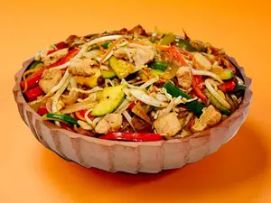 Chop suey saltado con pollo