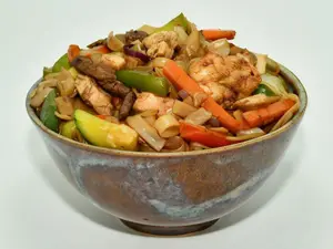 Fideos anchos saltados mixtos