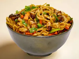 Mi fen saltado con cerdo