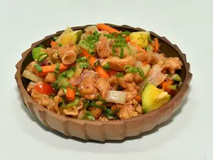 Pollo saltado con ananá