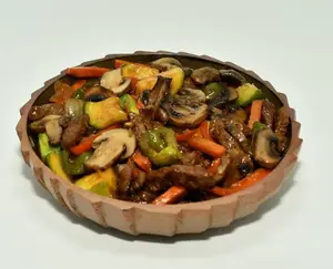 Pollo saltado con champiñones