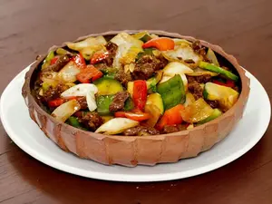 Cerdo salt. con cebolla verdeo