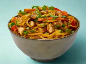 Chao mien saltados con jamón