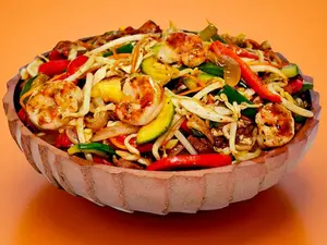 Chop suey saltado con camarón