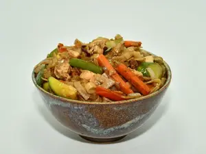 Fideos de arroz anchos c/pollo