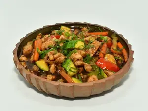 Pollo salt.con salsa de ostras