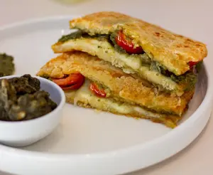 Chipá sandwich caprese