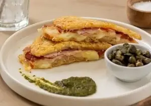 Chipá sandwich lomito