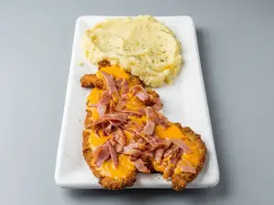Milanesa c/ cheddar y panceta