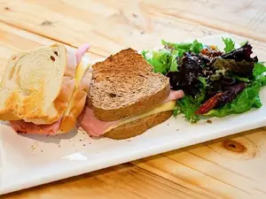 Sandwich Jamon Cocido Y Queso