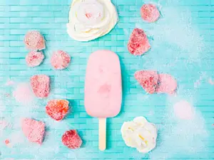 Paleta helada de frutilla