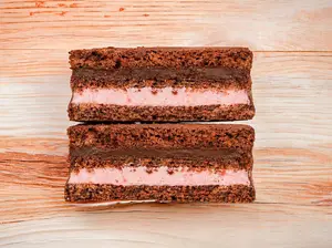 Maxi alfajor triple de frutilla keto