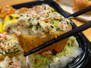 Roll Ebi Fried Con Kani Salad
