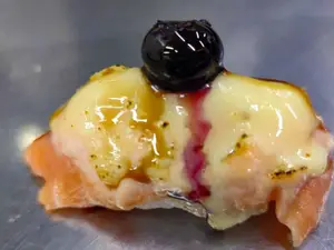 Nigiri salmo+brie+arandano x2